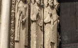 Chartres - Francie - Chartres, katedrála, sochy královny a králů ze Starého zákona, typické je výrazné protažení