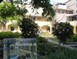 Francie - Provence - Arles, rajská zahrada kláštera ze 12.-14.stol s Goghovým obrazem téhož