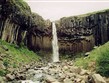 Island - Svartifoss, vodopád na čedičovém skalním stupni se sloupcovitým rozpadem horniny 