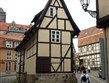 Harz 141 - Quedlinburg - některé domy jsou vyloženě mrňavé - ulice Finkkenherd