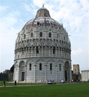 Itálie - Toskánsko - Pisa, baptisterium, 1153-1260, dokončeno N. a G.Pisanem v gotickém slohu