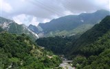 Carrara - Itálie - Carrara - cesta údolím vede vzhůru k lomům na mramor