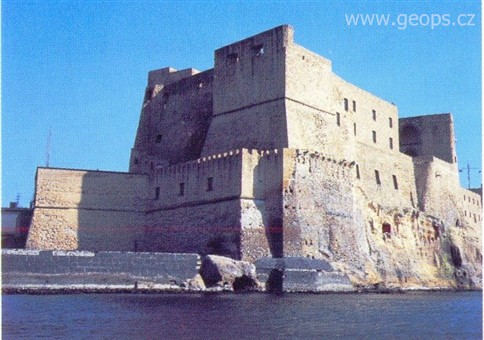 Eurovíkendy - Itálie - Neapol - Castel dell´Ovo (Vaječný hrad) postavený na malém ostrůvku Megarides