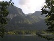 Slovinsko - Julské Alpy 478 - strmé štíty se tyčí přímo nad Bohinjským jezerem