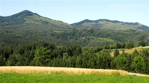 Slovinsko - Julské Alpy - krajina u Bukovje v blízkosti Predjjamskovo gradu