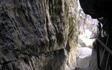 Škocjanské jamy  - Slovinsko - Škocjanské jeskyně, dole bouří Reka, na povrch vystupuje po 40 km u Terstu