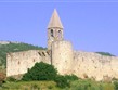 Slovinsko - Hrastovlje - románský kostel Nejsvětější trojice z 12.-14.století a obranou zdí okolo z 15.-16.stol na obranu proti Turkům