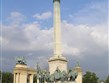 Maďarsko - Budapešt - Náměstí Hrdinů, památník mad.státnosti, nahoře archanděl Gabriel, dole vůdci 7 maďarských kmenů když přitáhli do uherské nížiny