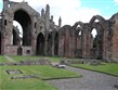 Velká Británie - Skotsko - Melrose Abbey, ruiny cicterciáckého kláštera 1136-96, raná gotika, zničen 1385, obnoven a opět zničen 1554