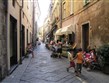 Itálie - Ligurie - Albenga, i v historických uličkách centra kypí živo