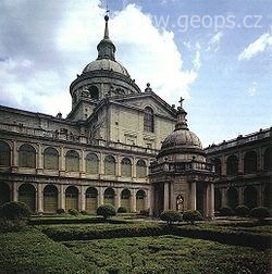 Španělsko - okolí Madridu - El Estorial, nádvoří Evangelistů