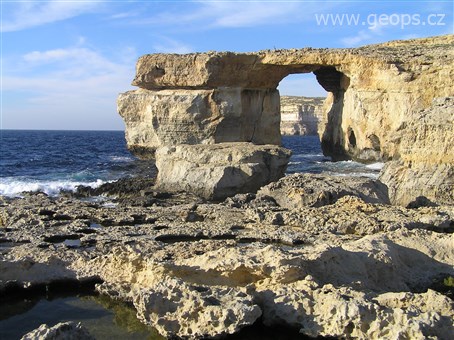 Kultura a příroda Evropy - Malta - Dweira Bay, skalní brána Modré okno, symbol ostrova Gozo