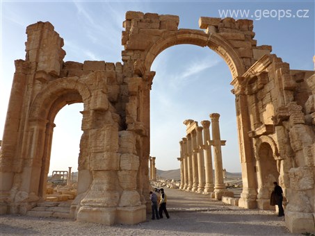 Sýrie - Palmyra, monumentální oblouk z doby císaře Septima Severa, kdy dosáhla Palmyra největšího rozmachu