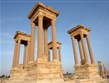 Sýrie - Palmyra, tetrapylon, tvořený 4 skupinami po 4 sloupech na čtvercové základně