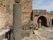 Sýrie - Bosra, ochozy citadely z čediče působí nedobytným dojmem