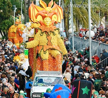 Francie - Menton - Festival citrusů, slavnostní průvod se sochami z citrusových plodů