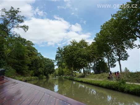 Francie - Gaskoňsko - Canal du Midi, šířka u hladiny 18 m, u dna 10 m, max.ponor 1,6 m