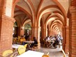 Francie - Gaskoňsko - Montauban, Place Nationale, posezení pod arkádami