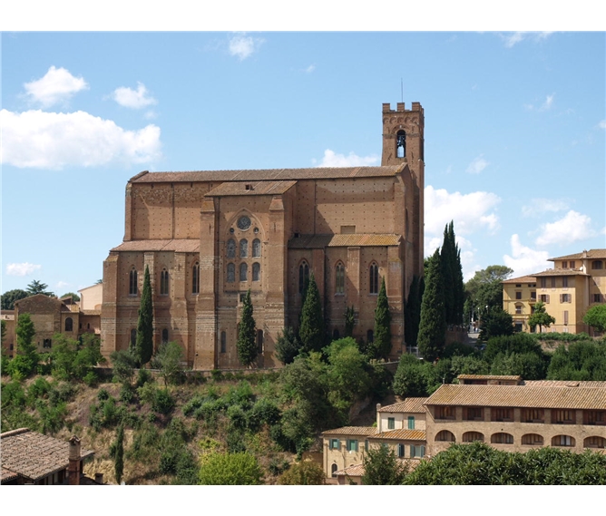 Toskánsko se slavností v Monteriggioni - Itálie - Toskánsko - Siena, bazilika San Domenico, stavba zahájena 1226, rozšířena ve 14.století
