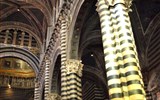 Toskánsko se slavností v Monteriggioni - Itálie - Toskánsko - Siena, interiéry katedrály v černé bílé, v městských barvách
