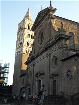 Itálie - Viterbo - katedrála S.Lorenzo, z 12.století, fasáda z 16.století