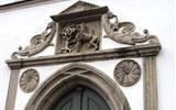 Drážďany, Míšeň, kamélie v Pillnitz a výstava orchidejí - Německo - Pirna, detail portálu radnice s městským erbem - lev a hruška