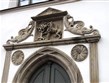Německo - Pirna, detail portálu radnice s městským erbem - lev a hruška