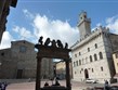 Itálie - Montepulciano, Palazzo comunale a katedrála Santa Maria Assunta, vpředu kašna (1520) a medicejskými lvy a griffiny