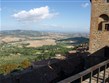 Itálie - líbezná krajina při pohledu z historických hradeb Montepulciana