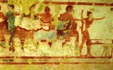 Jižní Toskánsko a etruský kraj Lazio - Itálie - Lazio - Tarquinia, Hrobka 5513, detail hodovní scény, muži leží a ženy za nimi stojí, památka UNESCO