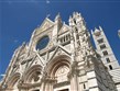 Itálie - Siena - Duomo, na průčelí použit bílý a růžový mramor, doplněný černým čedičem