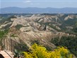 Itálie - Lazio - Civita di Bagnoregio, zemní pyramidy vznikají působením srážek v měkých tufitech