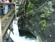 Rakousko - Kalkalpen - Dr. Vogelgesangklamm, cesta vede po visutých lávkách nad divoce bouřící vodou