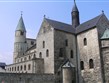 Německo - Harz - Gernrode,  románský kostel sv.Cyriaka, pohled od severu, pův stavba ve 12.stol. částečně přestavěna