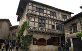 Kouzelná příroda Jury a památky Franche-Comté - Francie - Franche-Comté - Pérouges - ve středověku centrem tkalců, od 19.st.upadalo, dnes oblíbené filmaři