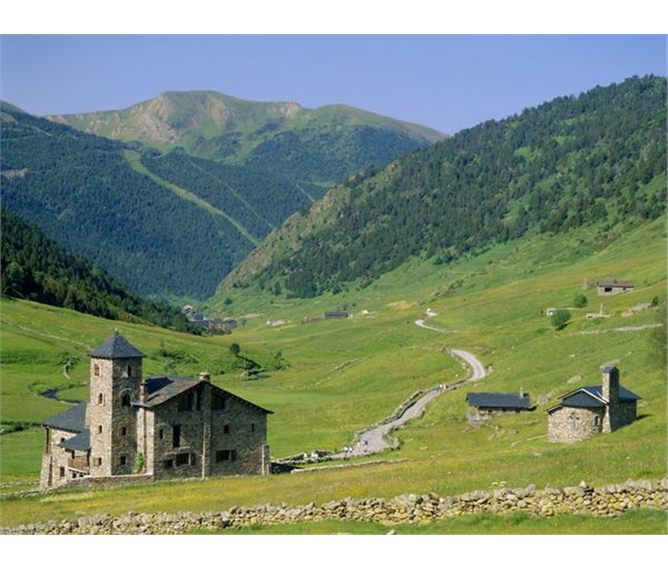 Krásy španělských Pyrenejí a Andorra - Andorra - vysoké hory a kamenné domy