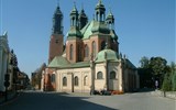 Polsko, po stopách králů a svatého Vojtěcha - Polsko - Poznaň - bazilika sv.Petra a Pavla, původně románská, několikrát vyhořela a přestavěna, naposledy 1772 neoklasicky