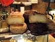 Itálie -  Montalcino, vpravo grattacio, další typ sýra pecorino