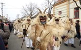 Masopustní festival „Busójárás“ v Mohácsi - Maďarsko - Moháč - slavnosti Busójárás, mladí muži oblečení do ovčích roun s maskami