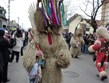 Maďarsko - Moháč, slavnost Busójárás, chorvatští busó se zdobí ukořištěnými dívčími pentlemi.