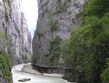 Švýcarsko - Aareslucht, průrva řeky Aare skrz vápencový masiv