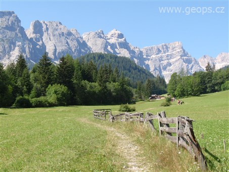 Dolomity, ladinské vesnice, pastviny