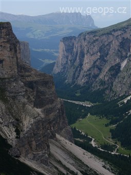 Itálie - Dolomity - strž a v dálce Schlern.