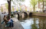 Nizozemsko - krajina větrných mlýnů, tulipánových polí a sýrů - Holandsko - Amsterdam, chvilka oddychu u Herengrachtu.
