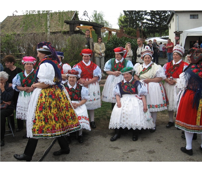 Termální wellness Velikonoce v Maďarsku a slavnost UNESCO 2019 - Maďarsko - velikonoce v Hollókö - lidové kroje palócké menšiny