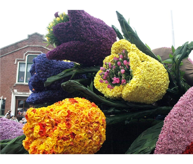 Holandsko, zahrady a květinové korzo - Holandsko - Lisse, květinové korzo, tisíce květů vytvářejí vše možné