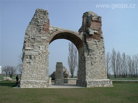 Rakousko - Carnuntum - Heidentor, zbytek triumfálního monumentu Constantina II, 354-361