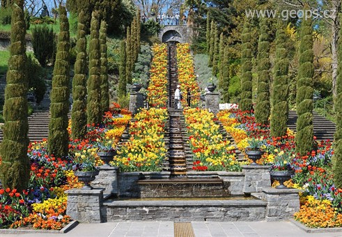 Německo - Mainau - vodní schodiště plné květů