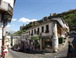 Albánie - Gjirokastra, staré město hlídá hrad