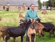 Francie - Normandie - kozí farma, kozy a jejich pán